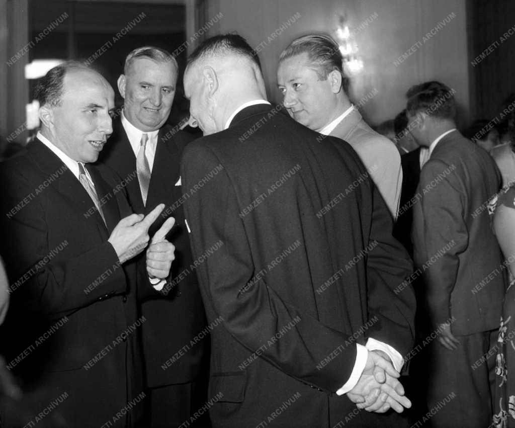 EV 6722/1-22 Adam Wilmann, a Lengyel Népköztársaság magyarországi rendkívüli és meghatalmazott nagykövete Lengyelország nemzeti ünnepe, az ország felszabadulásának 12. évfordulója alkalmából fogadást adott a Magyar Néphadsereg Tiszti Házának nyári helyiségében