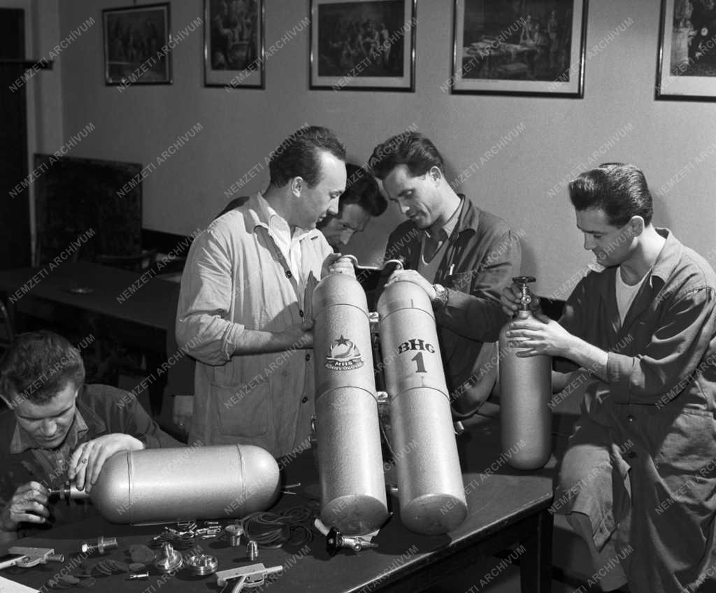 Technika - Első magyar könnyűbúvár légzőkészülék