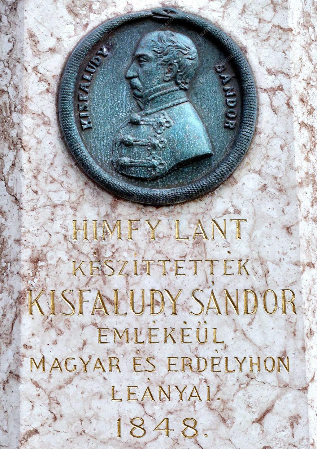 Köztéri szobor- Budapest - Kisfaludy Sándor emlékére