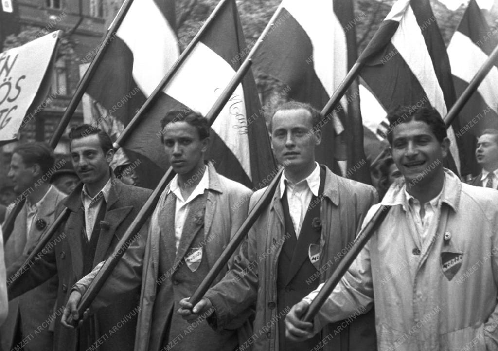 Ünnep - Az első szabad Május 1.