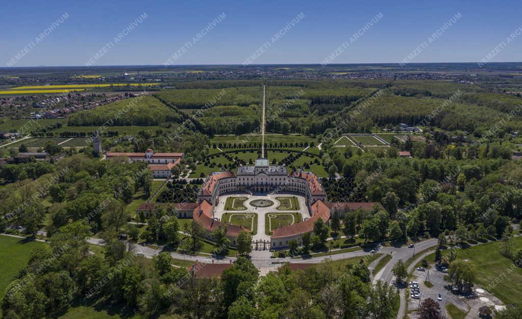 Városkép - Építészet - A fertődi Esterházy-kastély