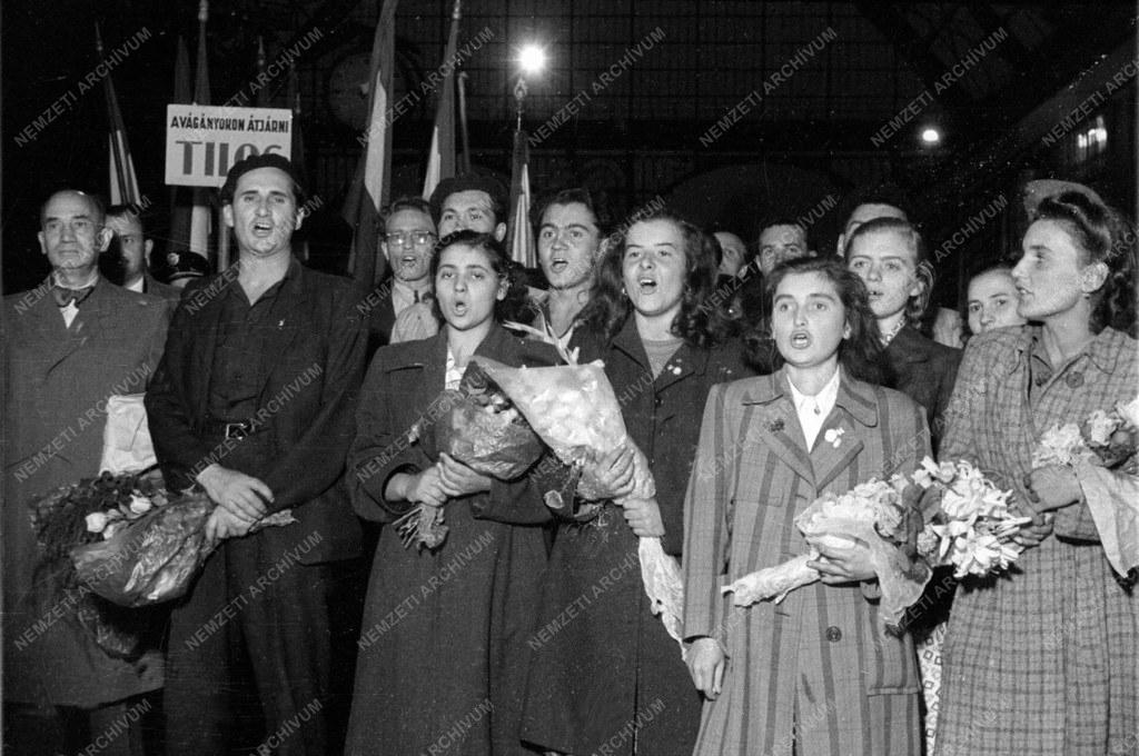 Párt - Népi kollégisták érkeznek az SZDP és az MKP egyesülési kongresszusára
