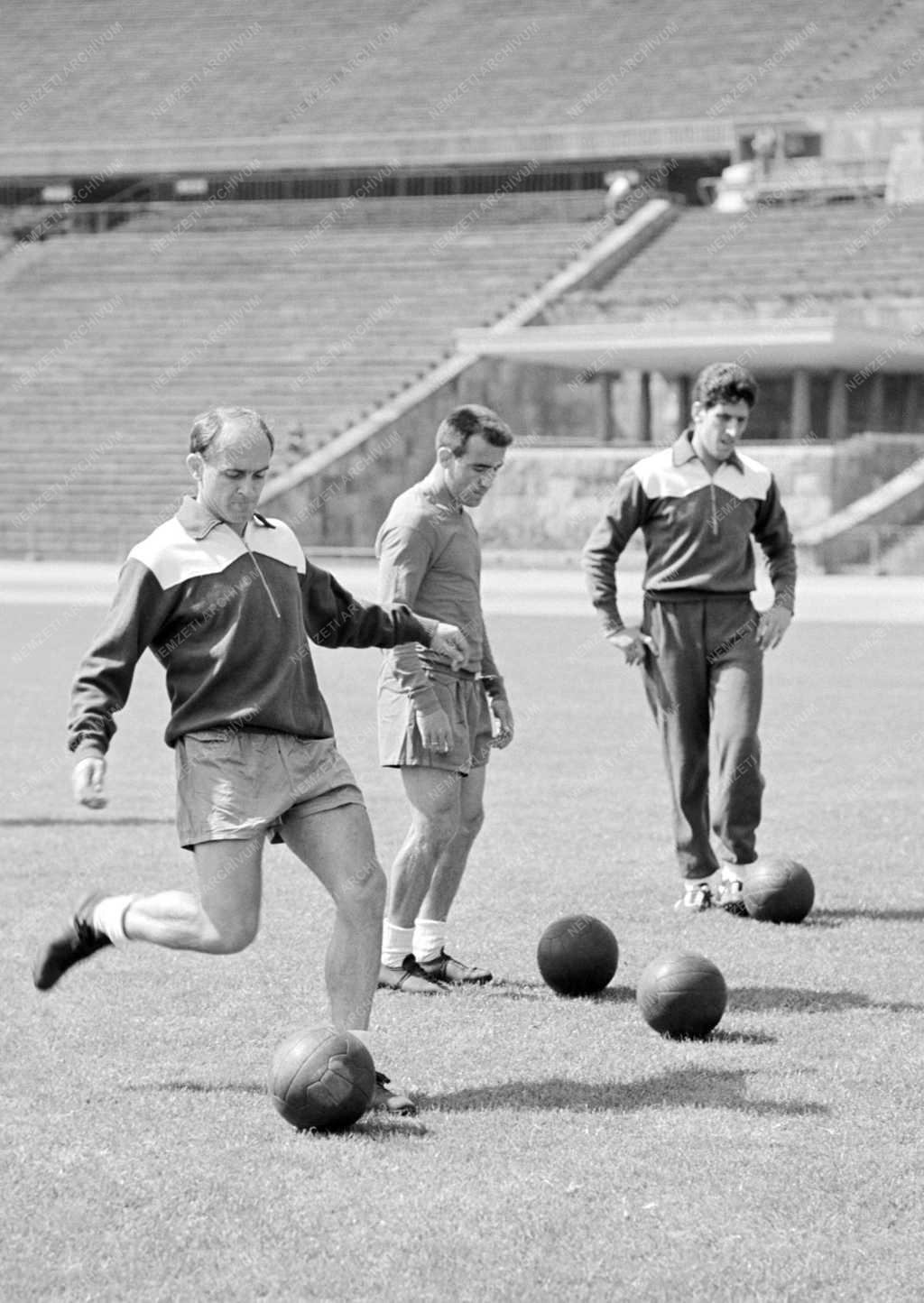 Sport - Labdarúgás - A Real Madrid focistái eddzenek  