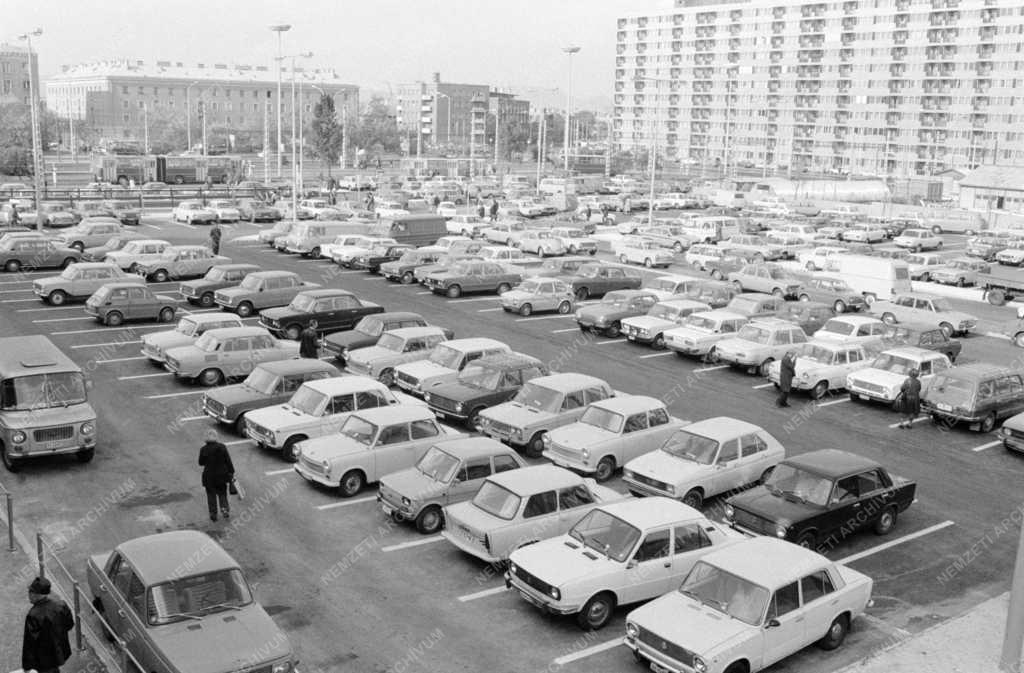 Városkép - A Sugár Üzletközpont parkolója