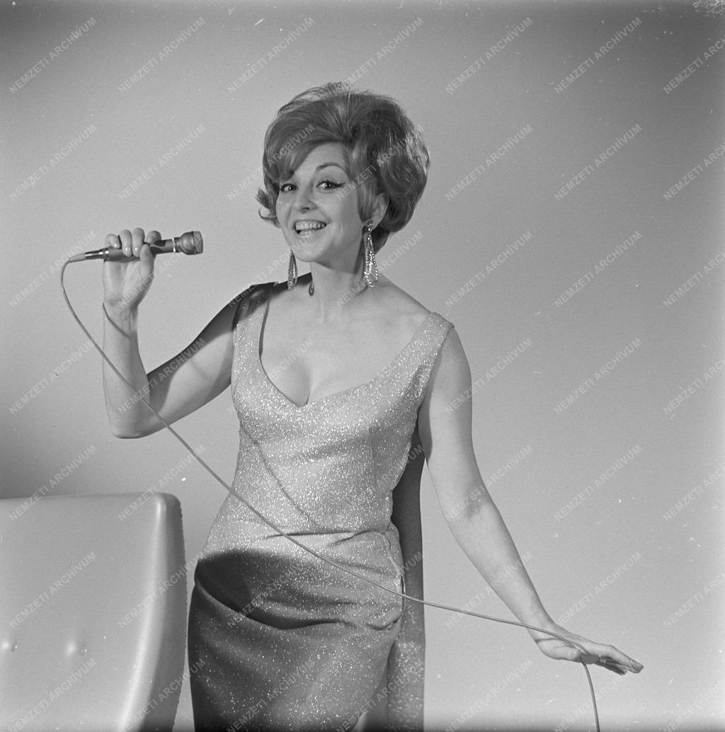 Kultúra - Sárosi Katalin táncdalénekes