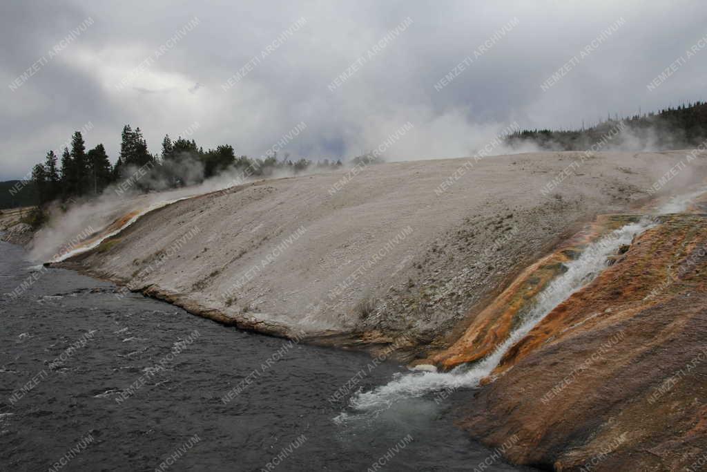 Természet - Gejzír a Yellowstone Nemzeti Parkban