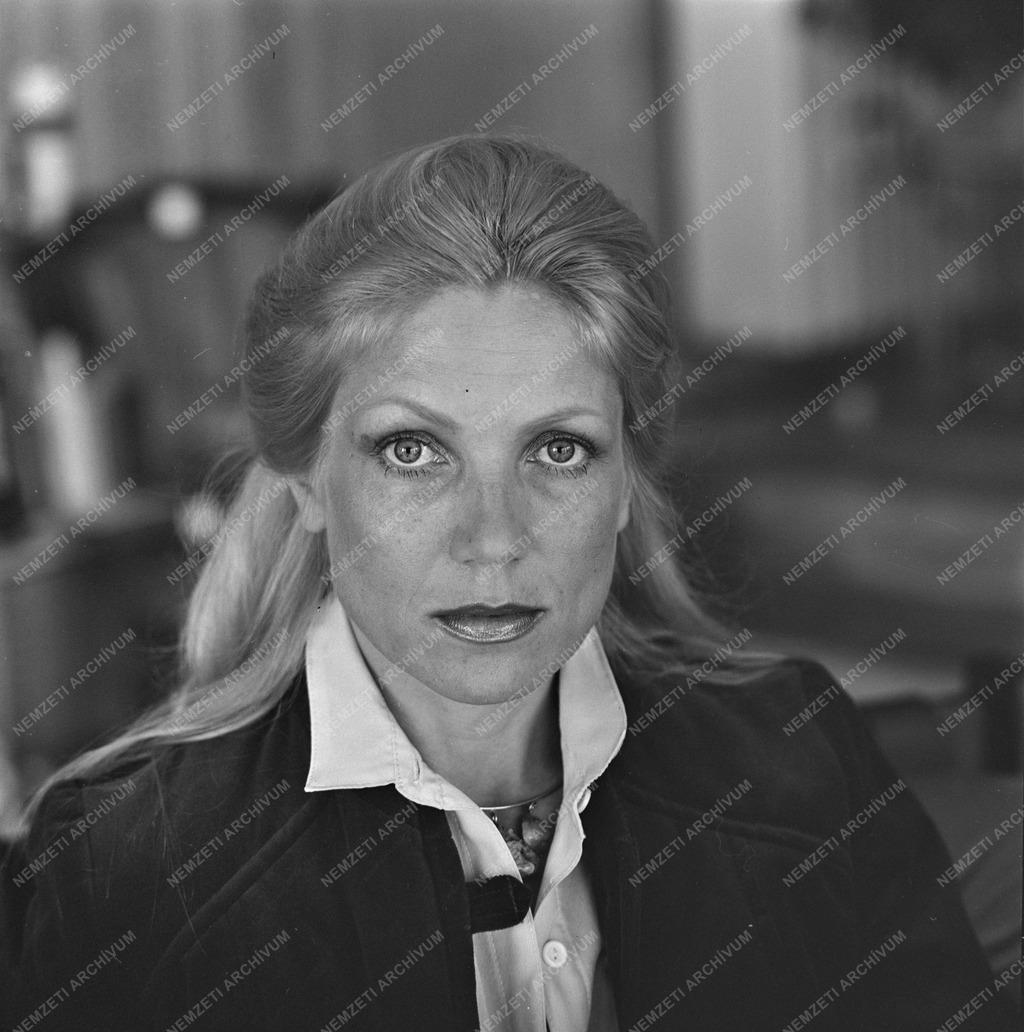 Kultúra - Adamis Anna dalszövegíró, költő