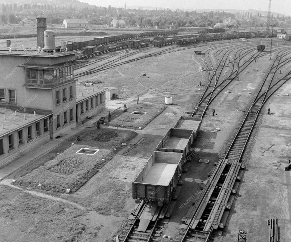 Közlekedés - Nyitott tehervagon a miskolci pályaudvaron