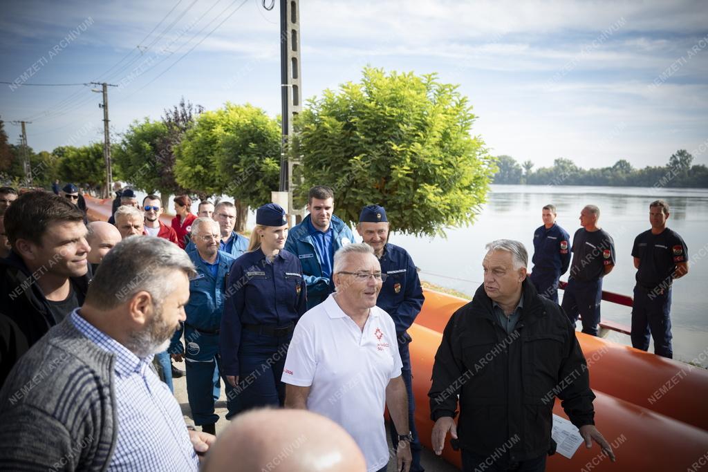 Árvíz - Dunaszekcsőn tartott árvízvédelmi ellenőrzést Orbán Viktor
