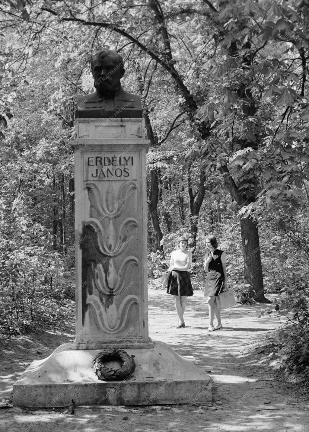 Kultúra - Erdélyi János költő szobra a sárospataki Iskolakertben