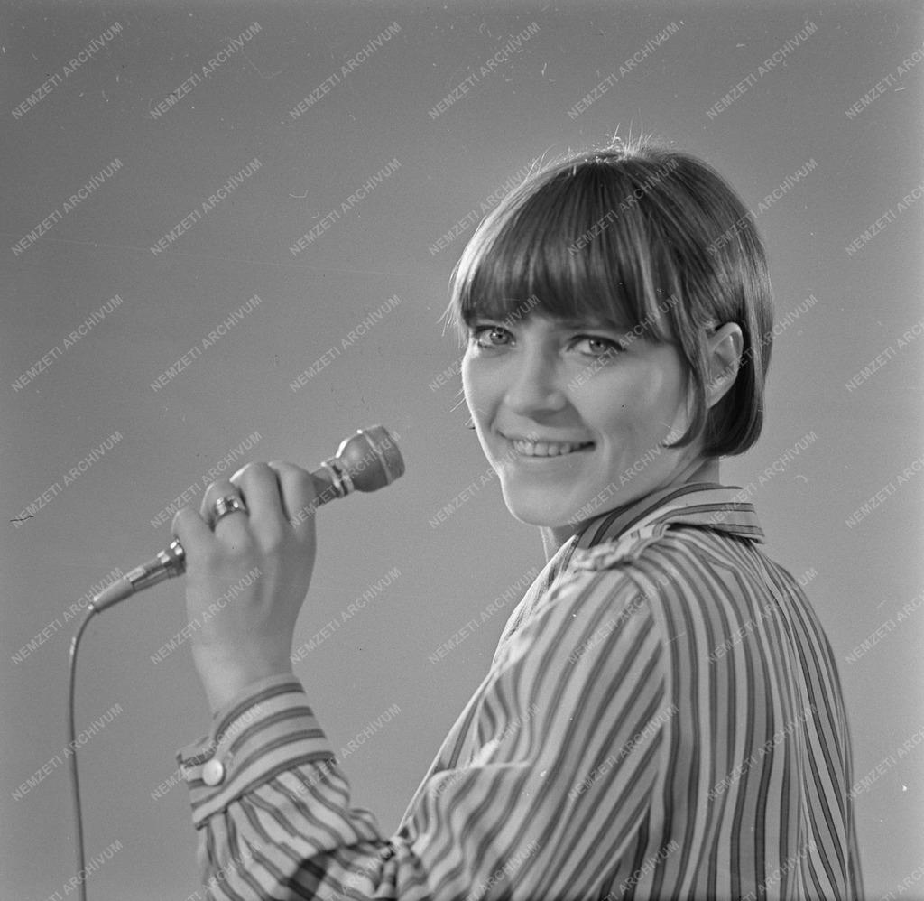 Kultúra - Kovács Kati táncdalénekes