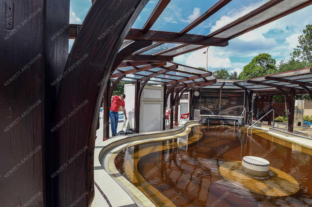 Szabadidő - Debrecen - Strand nyitás előtt