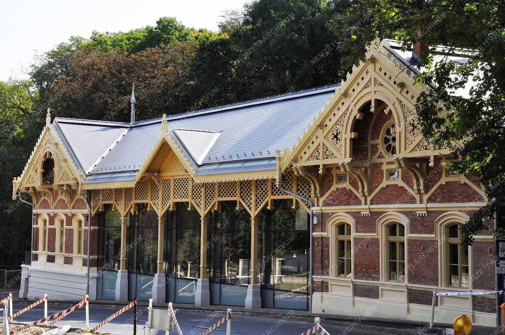 Műemlékvédelem - Budapest - A felújított zugligeti lóvasút-állomás 