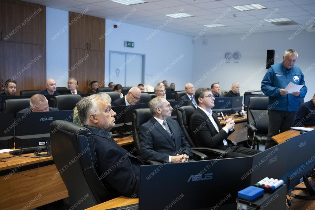 Árvíz - Orbán Viktor a Nemzeti Veszélyhelyzet-kezelési Központban