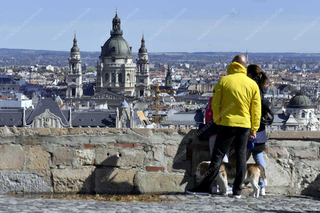 Turizmus - Budapest - Turisták a budai várfalon