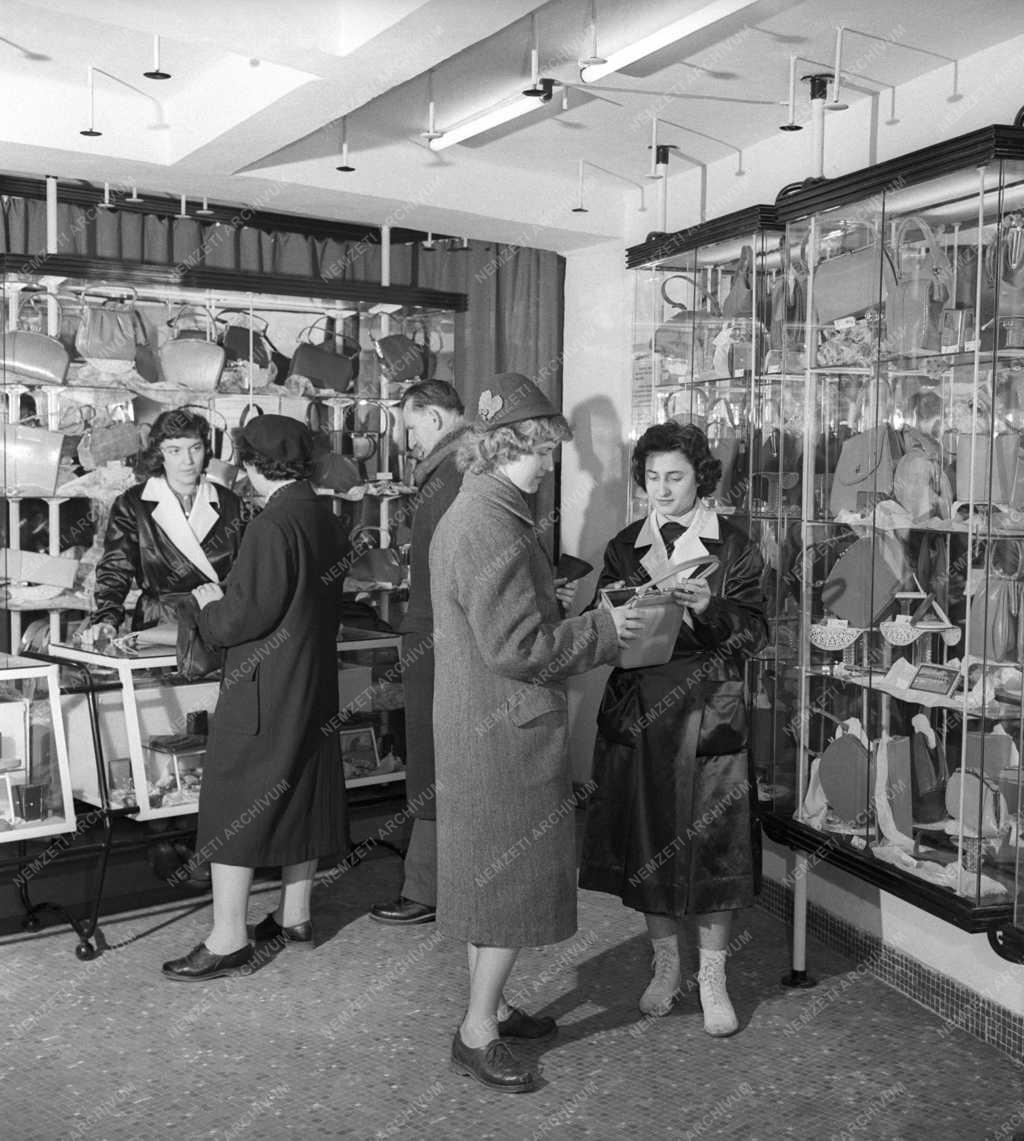 Gazdaság - Új üzletek a Rákóczi út 38. szám alatt