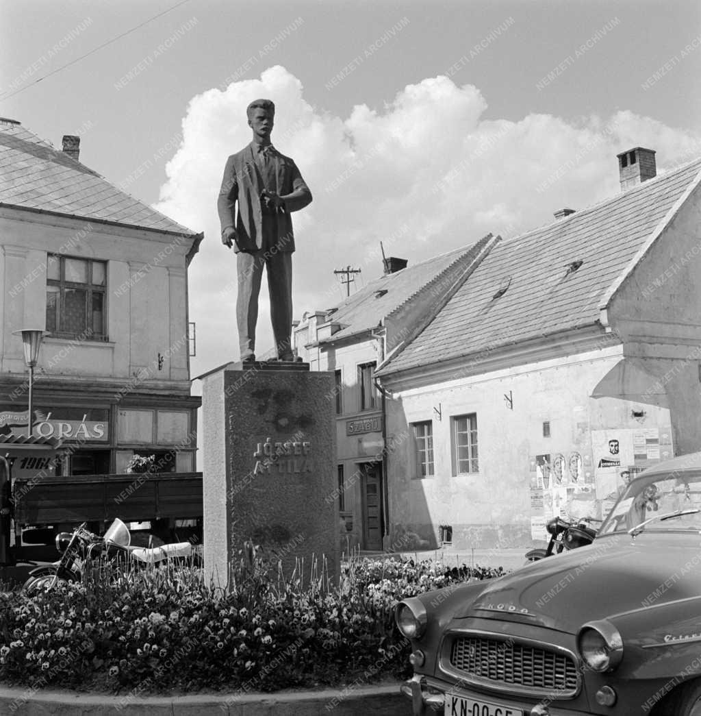 Városkép - József Attila szobor Veszprémben