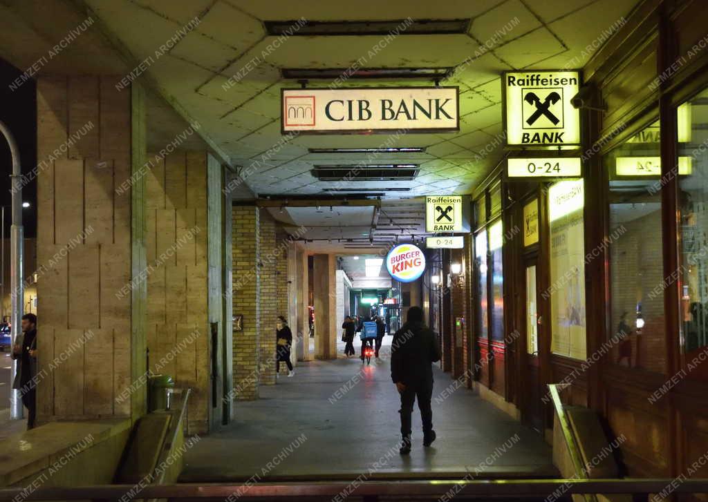 Városkép - Budapest - EMKE árkádsor esti felvételen