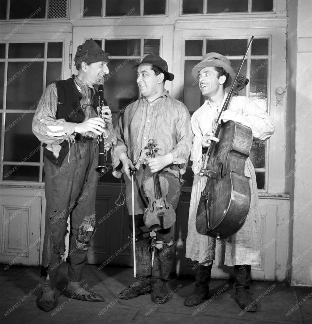 Kultúra - Színház - Illyés Gyula: Az ozorai példa