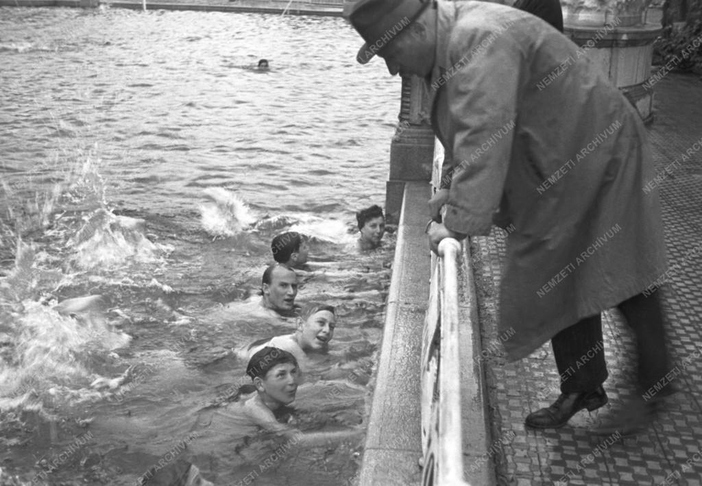 Sport - Úszás a háború után újra megnyílt Széchenyi Gyógyfürdő medencéjében