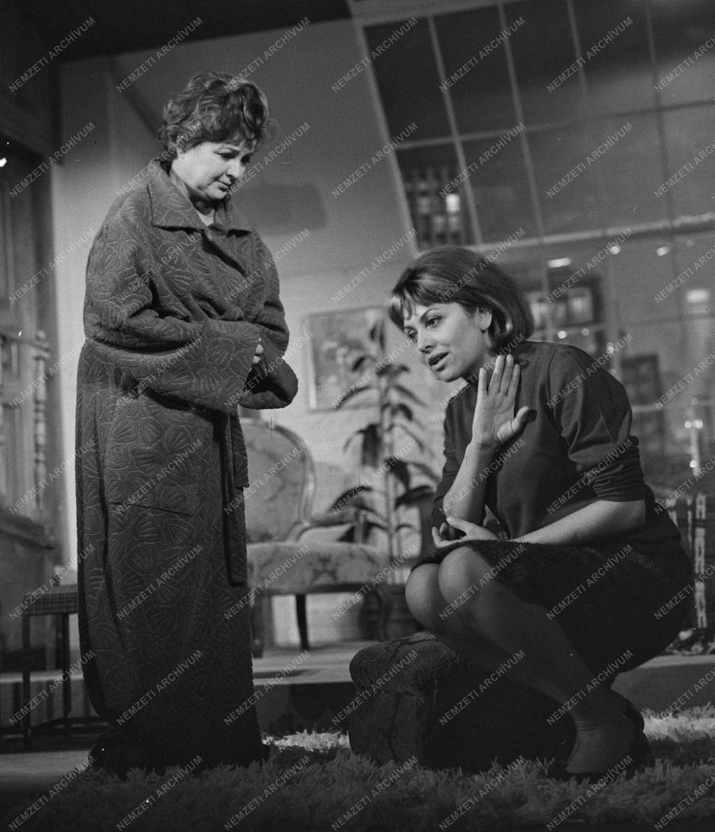 Kultúra - Madách Kamaraszínház - Neil Simon: Mezítláb a parkban