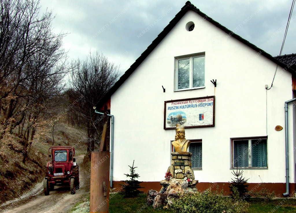 Épület - Komlóska -  Nemzetiségi Közösségi Ház 