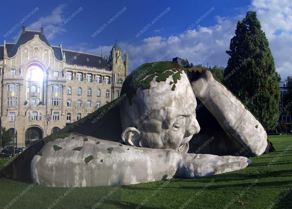 Műalkotás - Budapest - Óriás szobor a Széchenyi téren