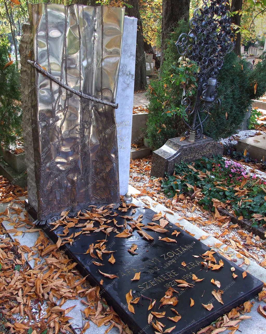 Kegyelet - Várkonyi Zoltán sírja a Farkasréti temetőben