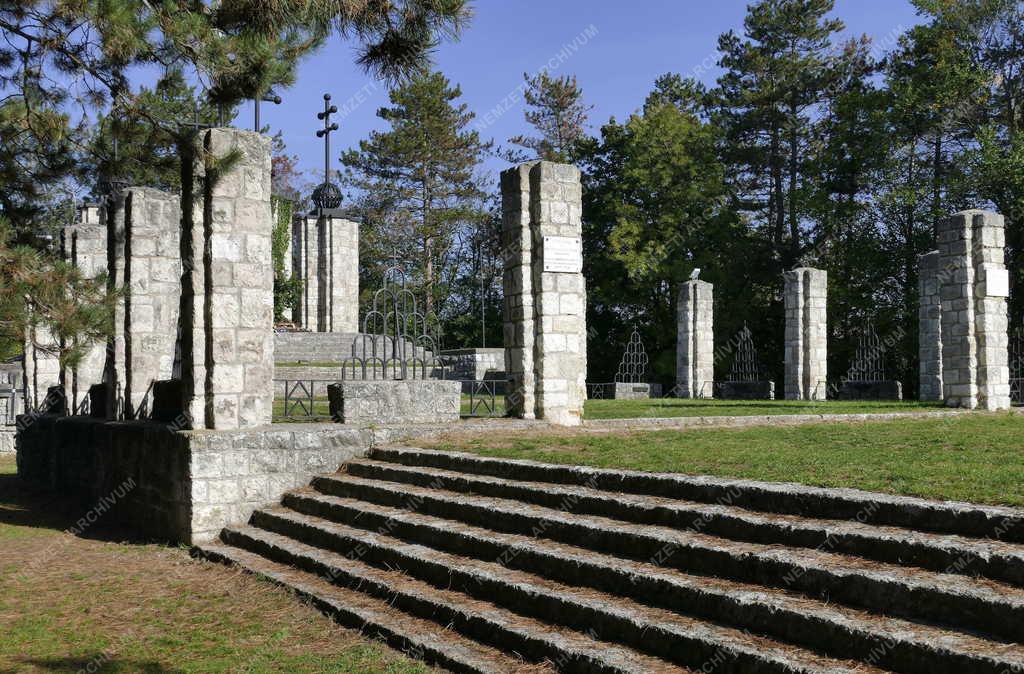 Emlékezés - Zebegény - Országzászló és hősi emlékmű