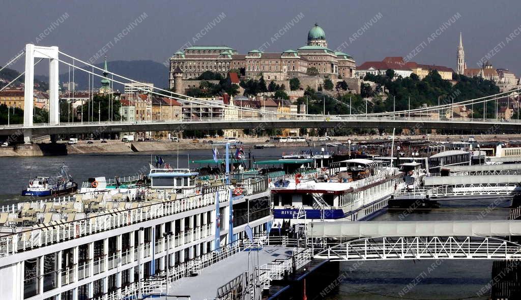 Városkép - Budapest - Hotelhajók a Dunán