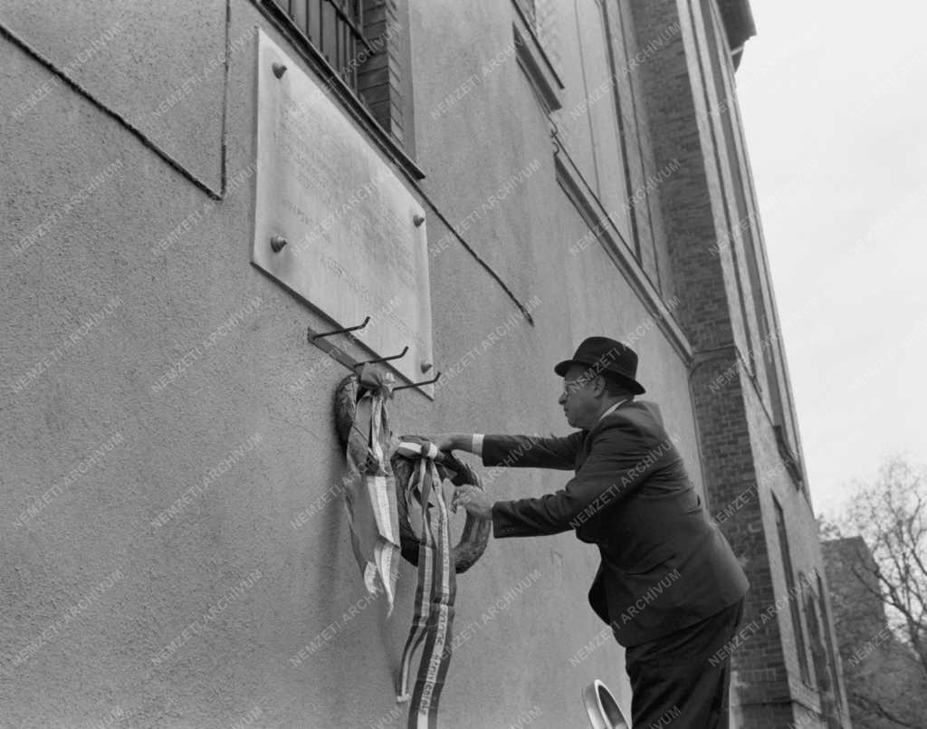 Évforduló - Koszorúzás a volt Gestapo fogháznál