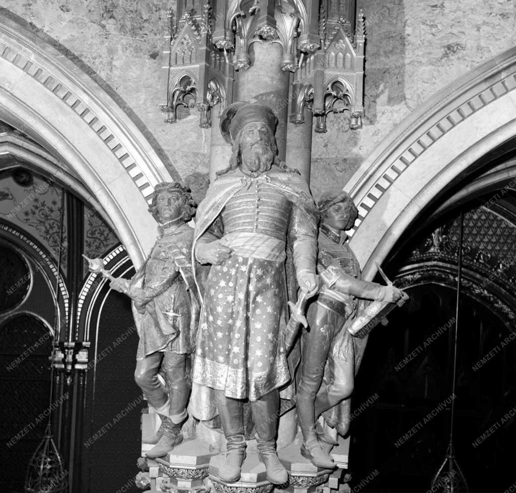 Építészet - Országház - Királyszobrok