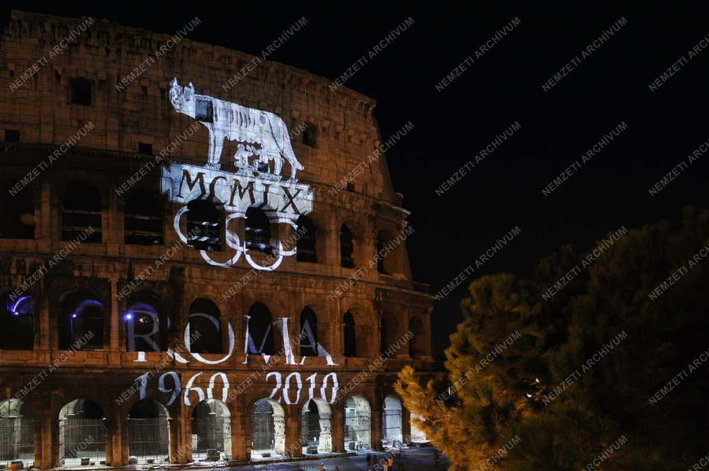 Táj, város - Colosseum este - Róma