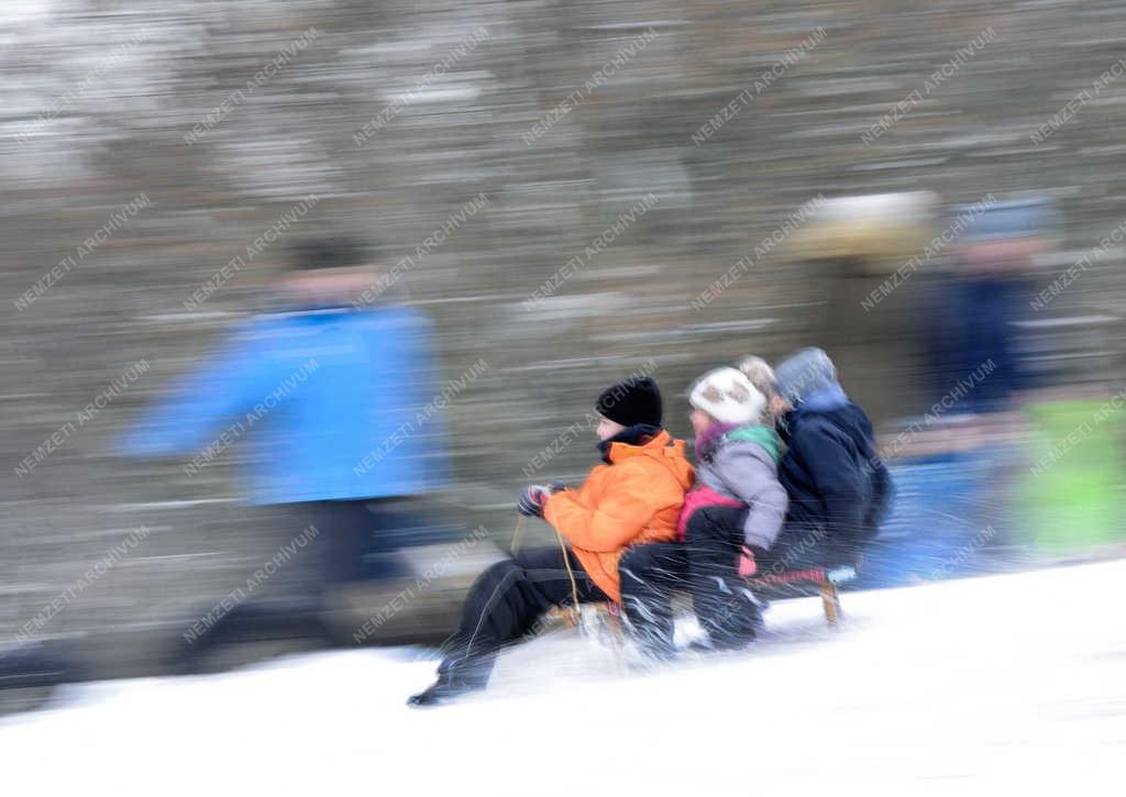 Időjárás - Debrecen - Szánkózás márciusban 