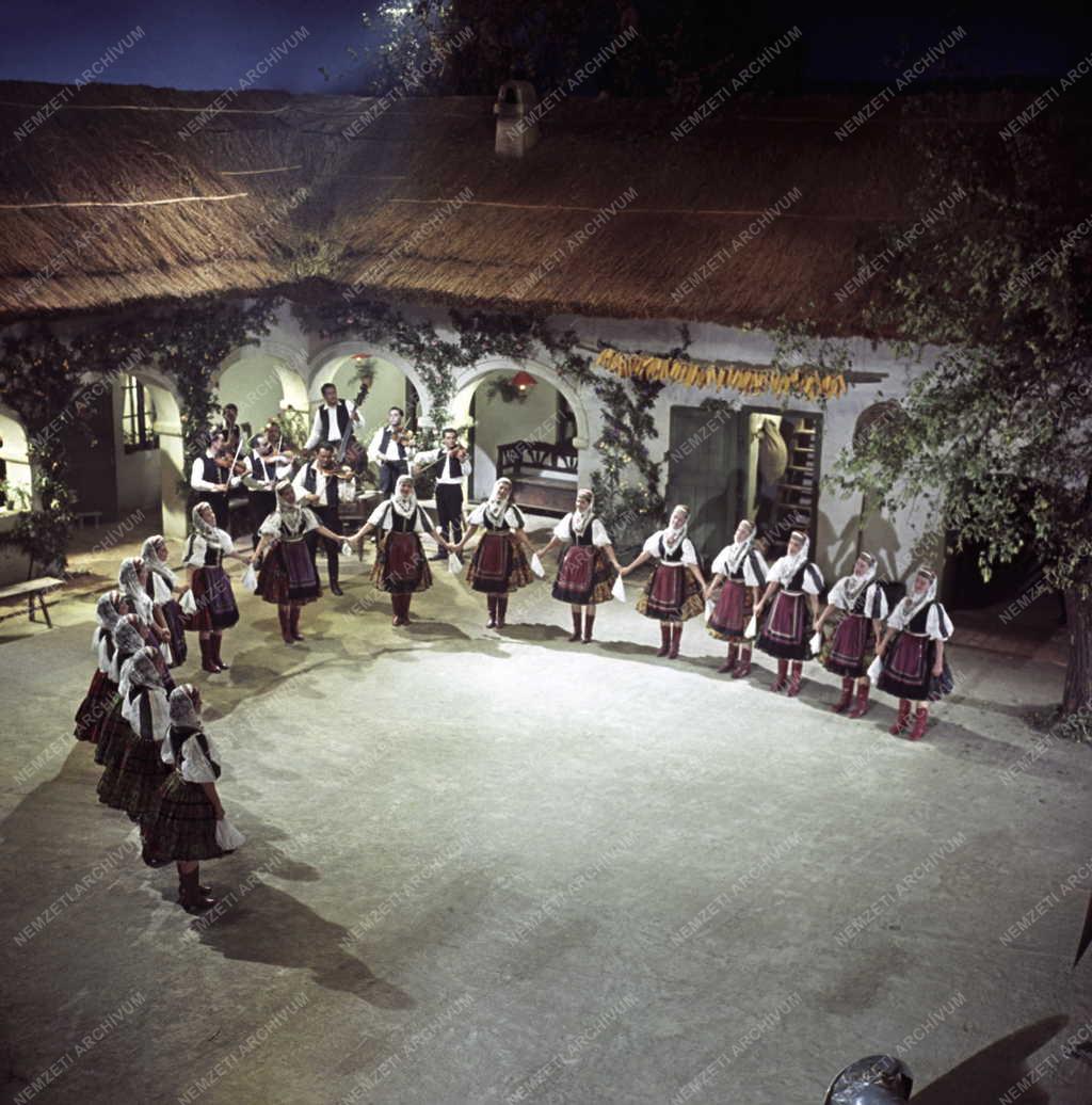 Kultúra - Filmforgatás - Magyar Állami Népi Együttes