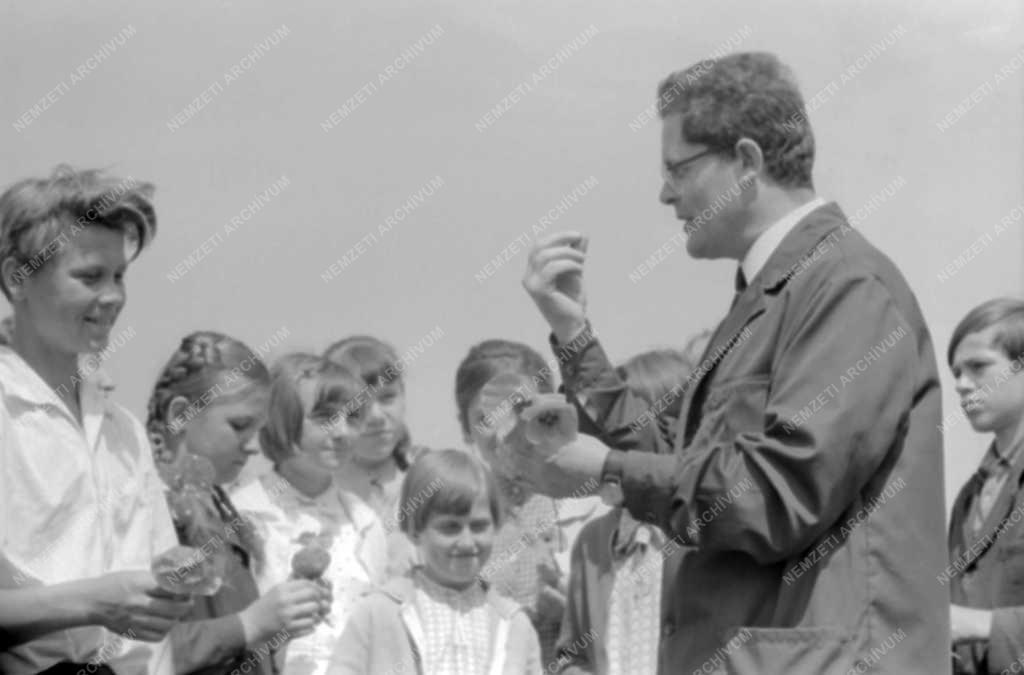 Oktatás - Biológiaóra a tanyasi iskola udvarán