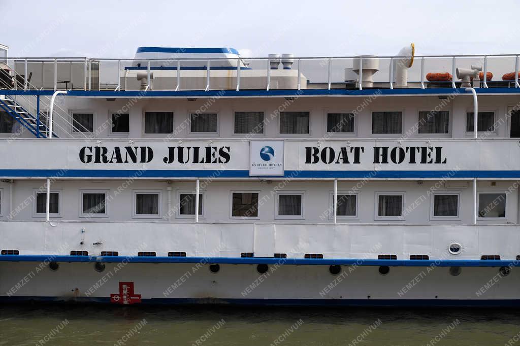 Városkép - Budapest - Szállodahajó a Dunán