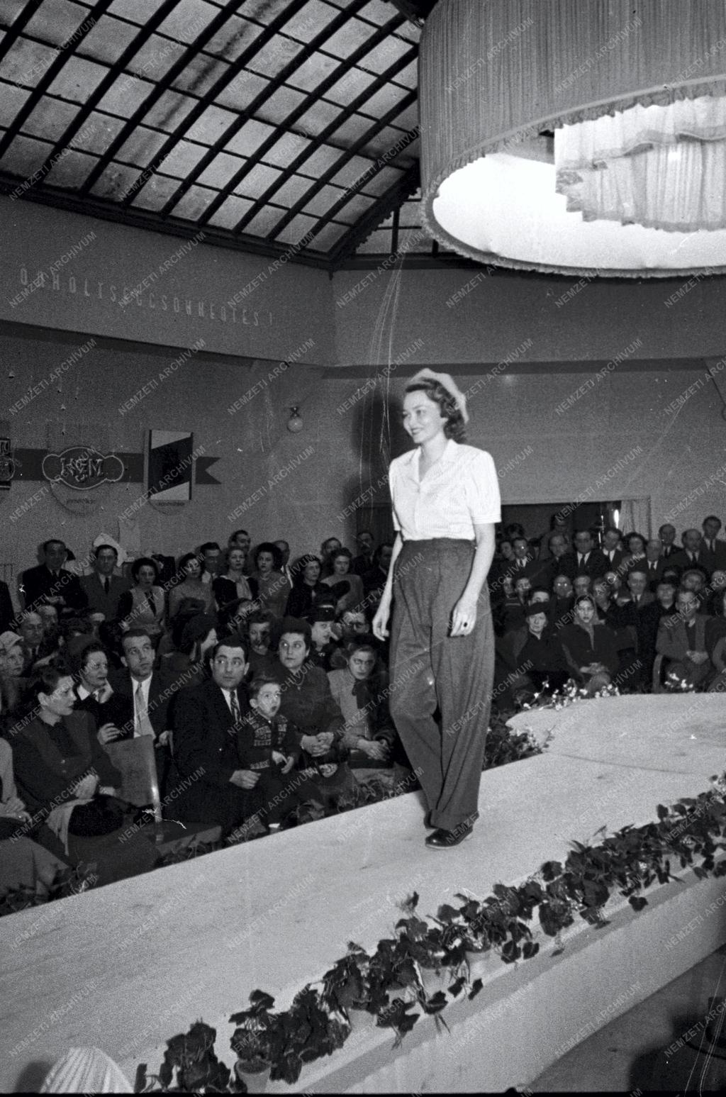 Vegyes - Divatbemutató 1949-ben