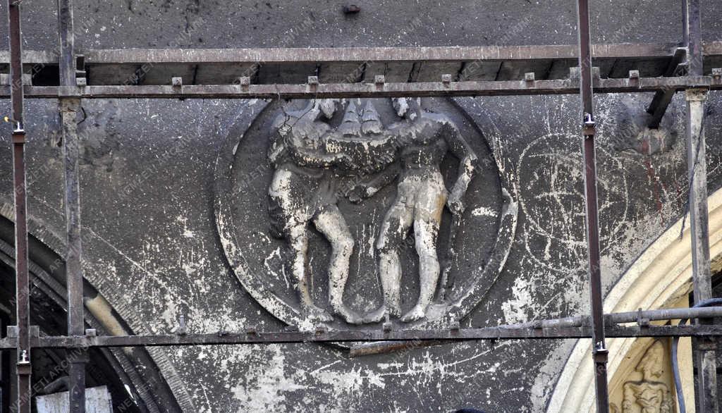 Városkép - Budapest - Megújul a Corvin áruház homlokzata