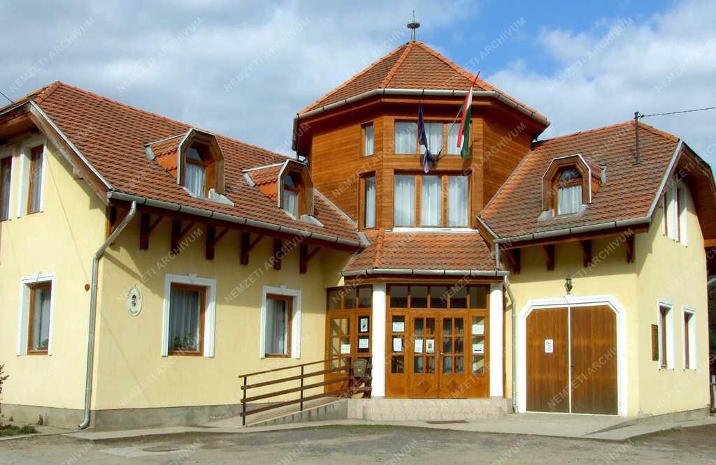 Középület - Komlóska -  Az önkormányzat épülete