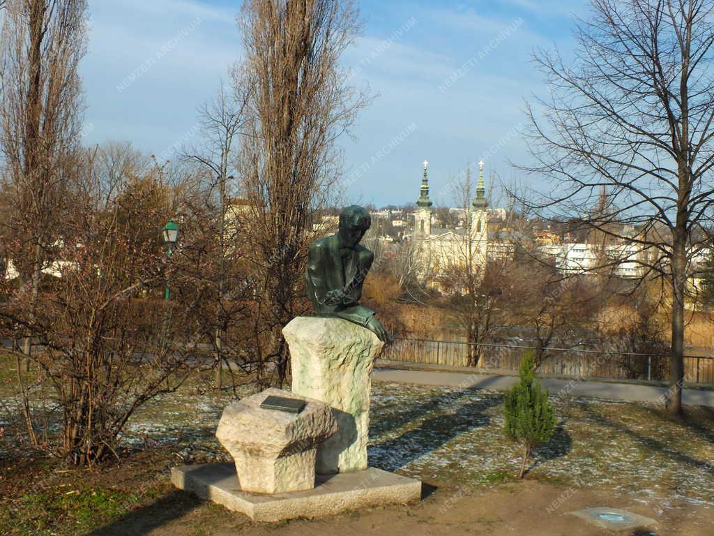 Műalkotás - Budapest - Kosztolányi Dezső szobra