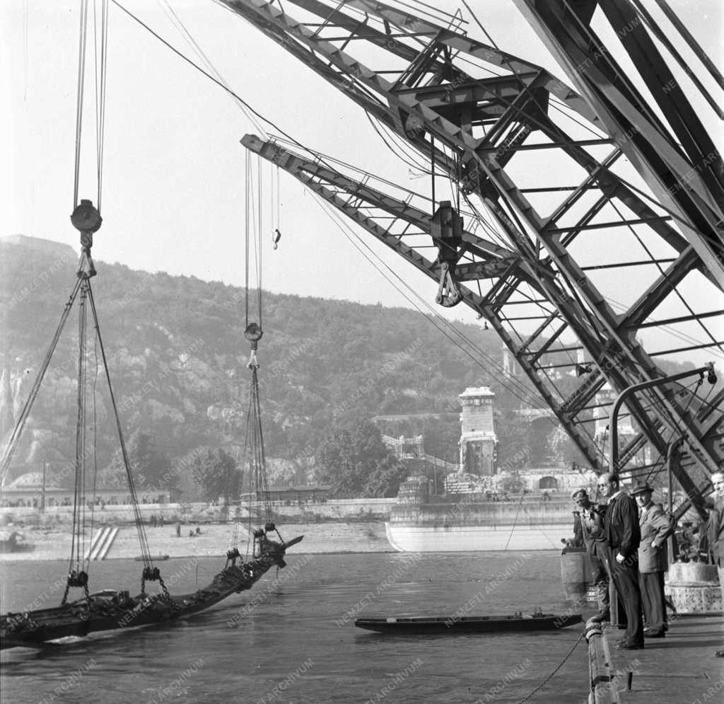 Gazdaság - Közlekedés - Erzsébet híd roncsának kiemelése