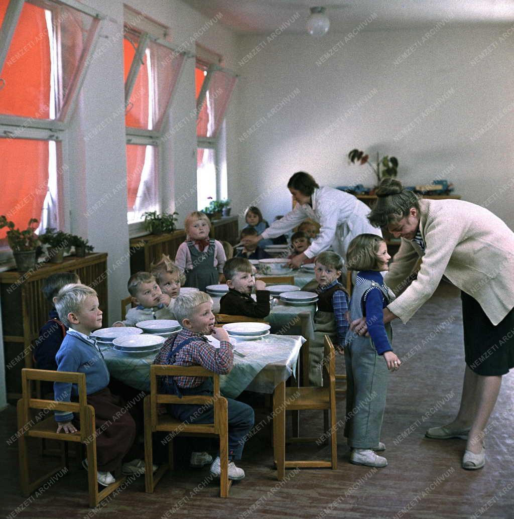 Óvoda - Ebéd a Maximenkó-közi óvodában