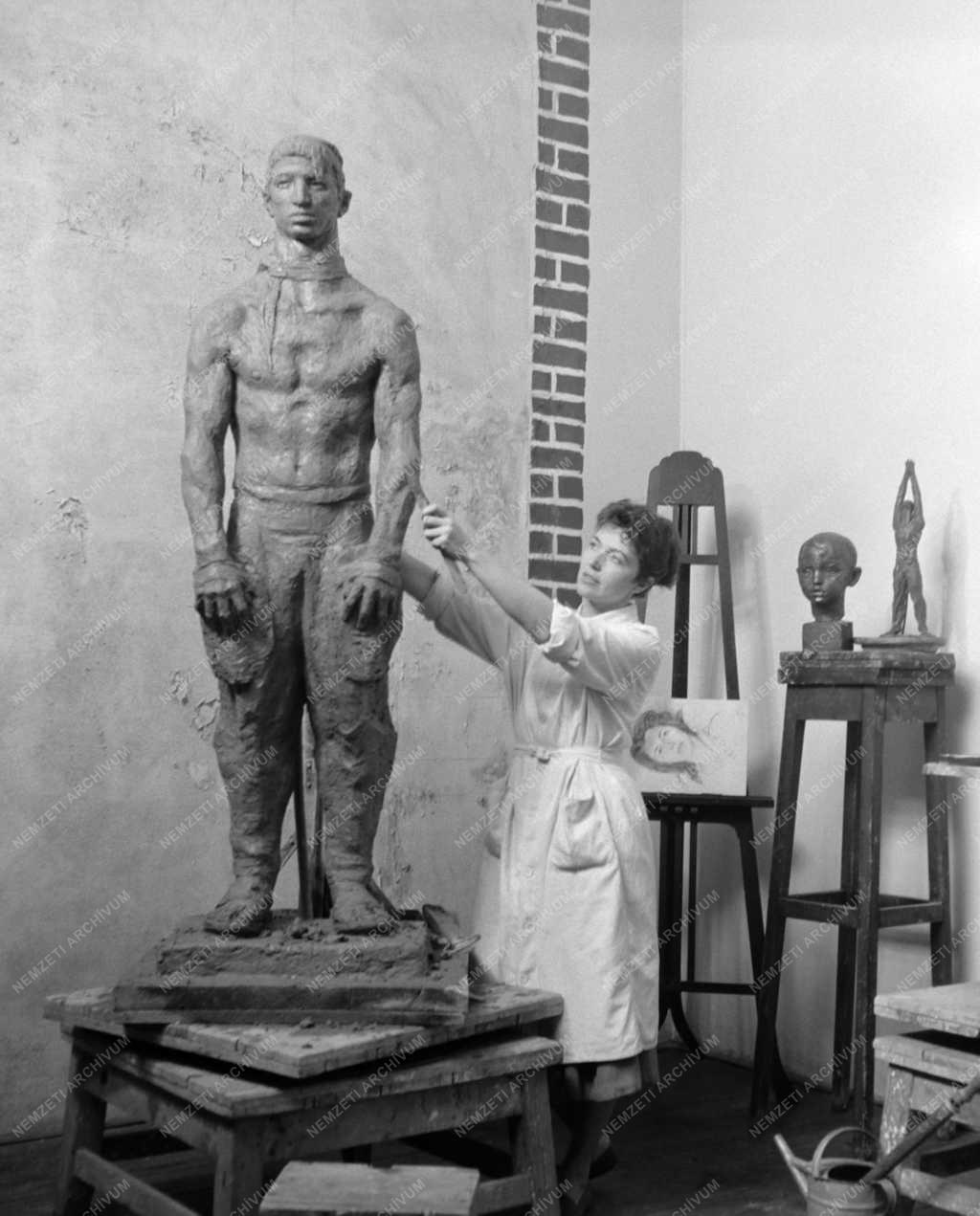 Kárpáti Anna szobrászművész