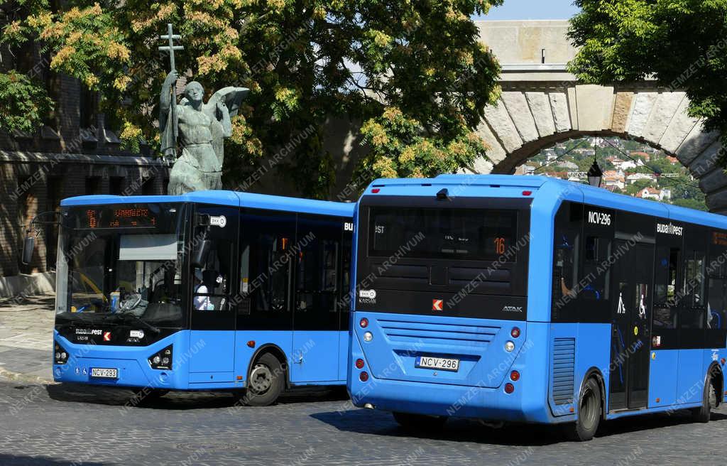 Közlekedés - Budapest -  Környezetkímélő autóbusz a Várban