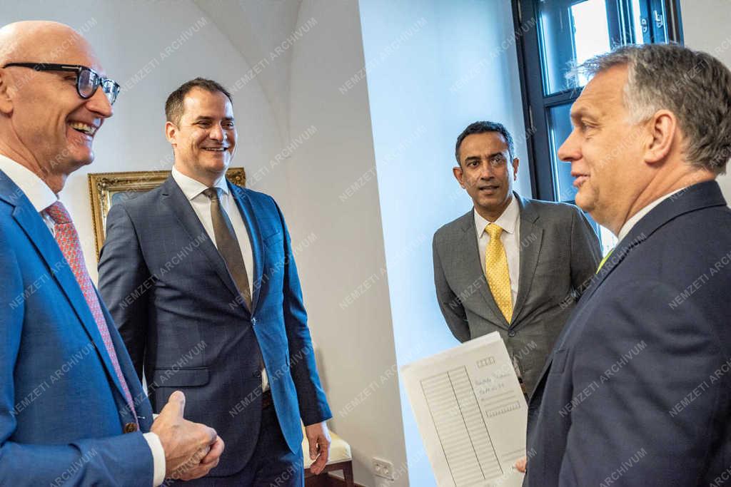 Orbán Viktor fogadta a Deutsche Telekom vezetőit a Karmelita kolostorban