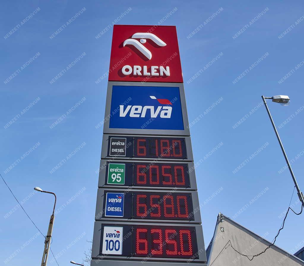 Közlekedés - Energia - Orlen benzinkút a fővárosban