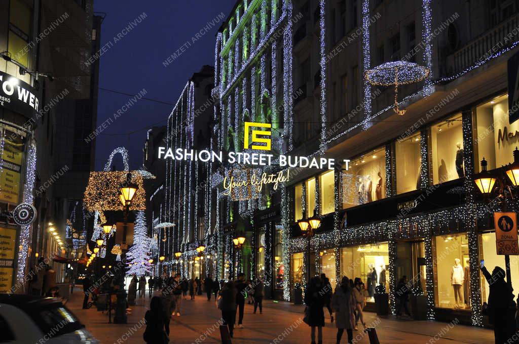 Esti utcakép - Budapest - Karácsony ünnepi fényei