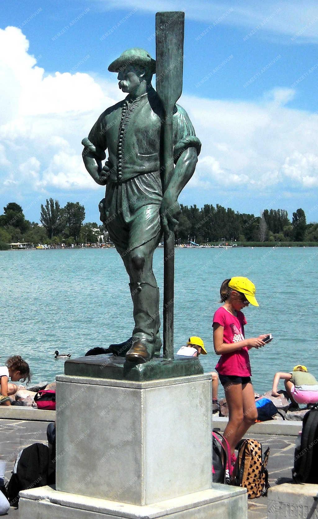Idegenforgalom - Balatonfüred - Iskolás csoport a Balaton-parton
