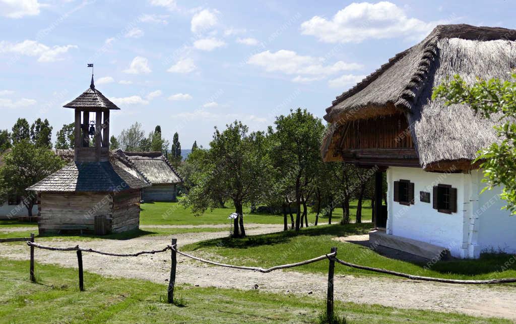 Népi építészet - Szentendre - Harangláb és iskolaépület a skanzenben